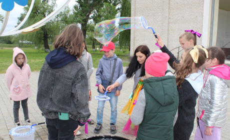 Гуртківці Будинку школярів вчаться робити найбільшу мильну бульбашку