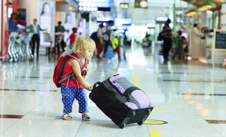 В яких випадках дитина може виїхати за кордон без нотаріальної згоди одного з батьків: роз’яснення