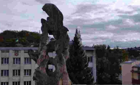 Із Бучацької ратуші обвалилась остання скульптура Пінзеля