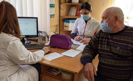 Як записатися на вакцинацію проти коронавірусу людям віком 65+