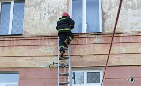 У Вараші рятувальники допомагали поліції потрапити до квартири
