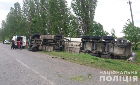 На дорозі Ялтушків-Бар перекинулася автоцистерна з пальним: водій у лікарні, газ не витік