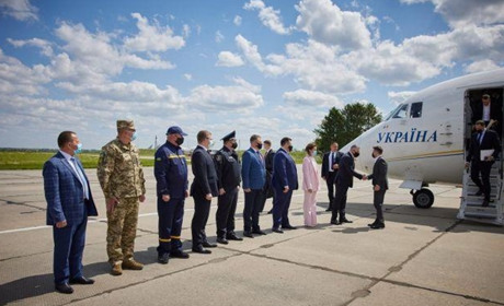 Літак Президента України приземлився у Старокостянтинові