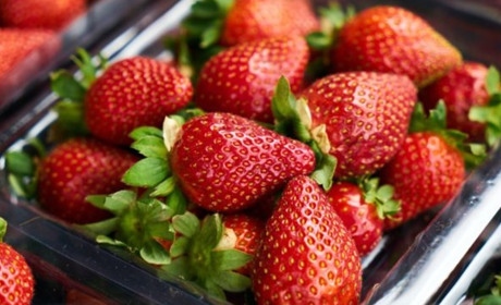 У Гадячі на базарі полуницю продають по 120 гривень за кілограм