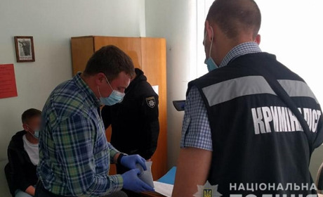 У Славуті чоловік намагався підкупити поліцейського, щоб повернути вилучене авто
