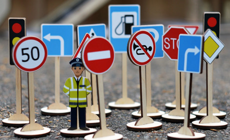 В Україні з листопада 2021 року з'являться нові дорожні знаки. Що зміниться