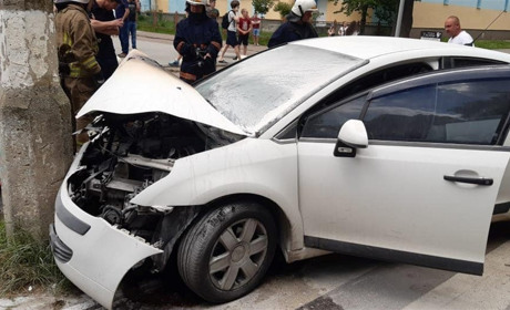 У Калуші авто врізалося в опору і загорілося