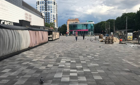 Великий рекламний монітор біля ЦУМу демонтували. Фотофакт