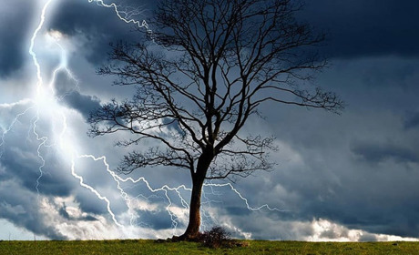 Як поводитися під час грози й ударів блискавок