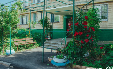 Фотопідбірка затишних та квітучих дворів багатоквартирних будинків Нікополя