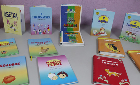 У Волноваській бібліотеці з’явилися книжки шрифтом Брайля