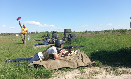 День журналіста володимирецькі газетярі провели на полігоні зі зброєю, муштрою та відзнаками