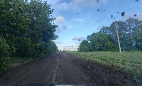 Внаслідок сильних ливнів у Волноваському районі багато доріг вкриті багнюкою з полів: відео