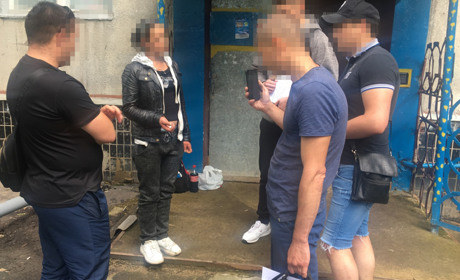 У Лозовій виявили мешканку Запоріжжя, яка збувала наркотики лозівчанам