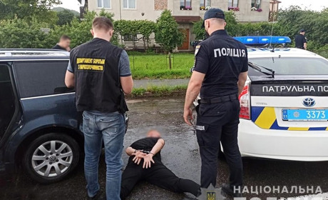 Правоохоронці викрили наркоторговців з Калуша: щомісяця збували нарковмісних пігулок на 1 млн грн