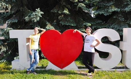 Учасниці проекту "Україною пішки"дійшли до Старокостянтинова: які відгуки залишили у соцмережах