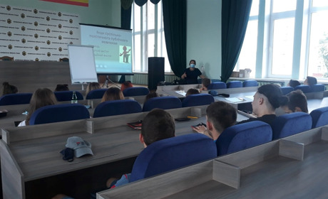 Ніжинська медійниця вчила учасників "Школи молодого політика" у вмінні публічного виступу