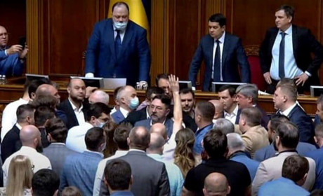 Наступить кінець епохи бідності: нардеп від "Слуги народу" пов'язав її з розстрілом фракції ОПЗЖ