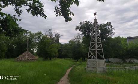 На кістках: виконком поки не дозволив викласти тротуарною плиткою частину кладовища у Первомайську