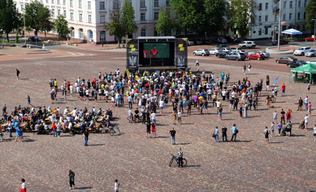 На Красній площі особливо людно. Вболівальники підтримуть нашу збірну у грі проти Македонії.Фотофакт