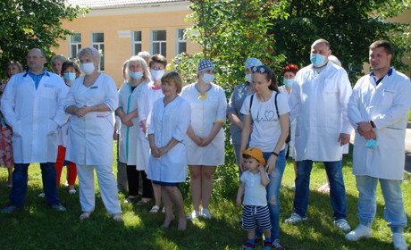 Напередодні Дня медика у Шостці вітали людей у білих халатах