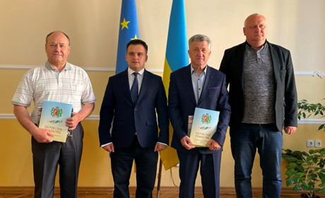 В Чернівецькій обласній раді привітали кіцманських медиків з професійним святом