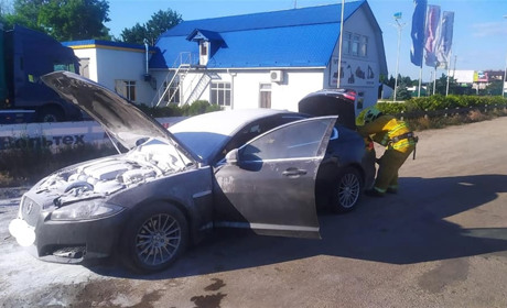 У Сарнах під час руху загорівся «Ягуар»