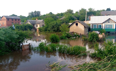 Підтоплені домогосподарства і розмиті дороги: наслідки зливових дощів 20 червня на Буковині - фото
