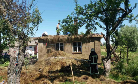 У Новоград-Волинському районі горів будинок: деталі від рятувальників