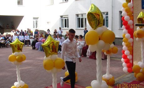 Старокостянинівські зірки: у сьомій школі випускників 2021 запросили на червону доріжку