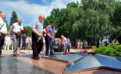 Фото дня: у Лозовій вшанували пам'ять жертв війни в Україні