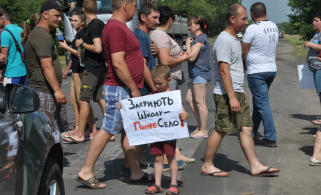 Перекрили дорогу і вимагають пояснення: на Сарненщині люди пікетують проти реорганізації гімназії