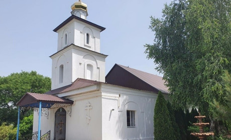 Злоумышленник украл крест и магнитолу из церкви