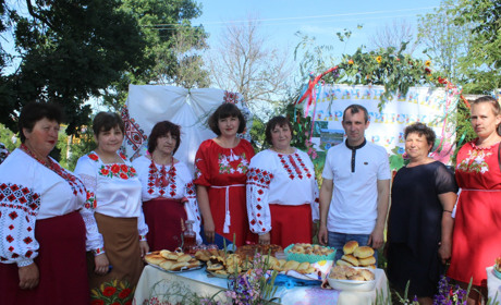 Багачанські господині пиріжків та вареників з ягодами приготували