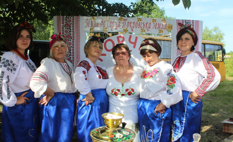 Покровські Солохи приготували фірмові пампушки та пиріжки з передбаченнями на рік