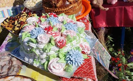 Новознам’янці випекли найбільший торт для фестивалю на “зелені свята”