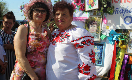 Топольські господарочки напекли пиріжків з кропивою за власним рецептом