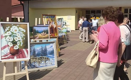 На виставці в Рахові презентують власні роботи десятеро художників