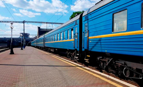 У Лозовій потяг смертельно травмував чоловіка: поліція просить опізнати загиблого