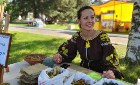 Як в музеї "Витоки" навчали дітей робити обереги зі степових трав