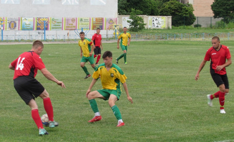 У шостому турі обласного чемпіонату з футболу троїчани зустрілися зі сватівською командою