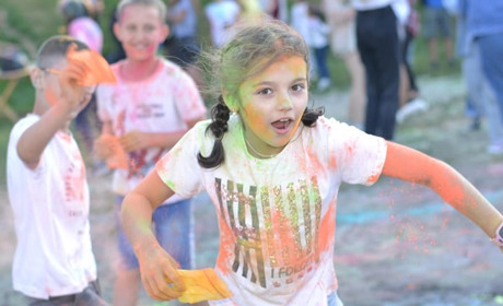 Велопробіг, спортивні змагання, свято фарб холі. У Старокостянтинові відсвяткували День молоді