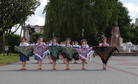 Урочистості з нагоди Дня Конституції біля пам'ятника Лесі Українці: як це було