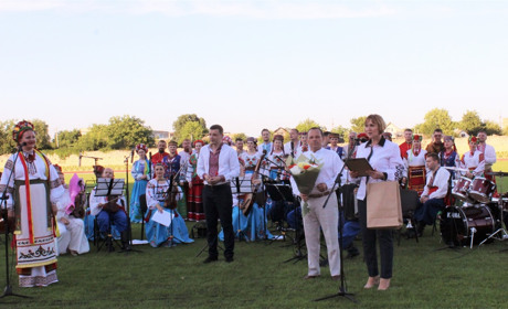 З "Козаками Поділля", нагородами та флешмобом. Як у Старокостянтинові День Конституції святкували