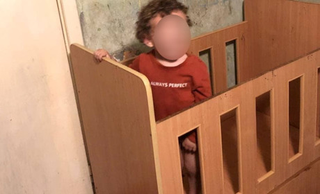 Двоє маленьких дітей у повній антисанітарії знайшли патрульні в одній із чернігівських осель