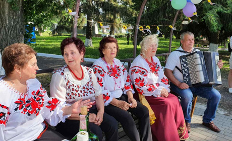 Троїчани під аркою “кумління” обрядові пісні співали та фото з кумами робили