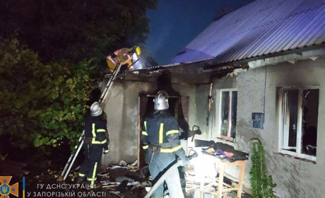 Спасатели вытащили из огня 75-летнего мужчину