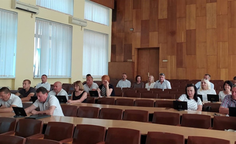 Передання майна у власність громад, схвалення звернень: у Рахові відбулася сесія райради