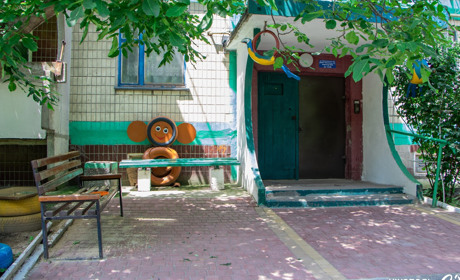 Фотопідбірка квітучих дворів багатоквартирних будинків Нікополя. Вулиця Малиновського