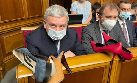 Скандал через військовий парад у Києві. Міністру оборони подарували взуття на підборах